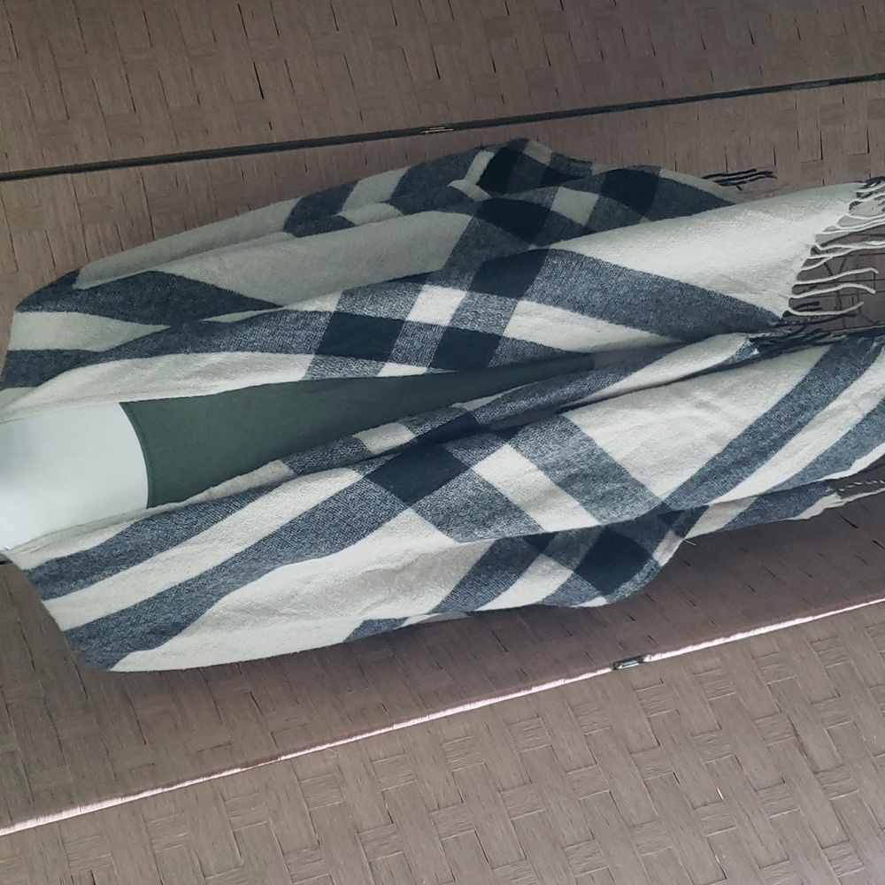 Banana Republic wrap/poncho - Picture 7 of 7